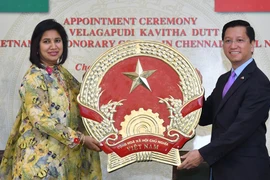 Đại sứ Việt Nam tại Ấn Độ Nguyễn Thanh Hải mới đây đã trao quyết định của Bộ trưởng Bộ Ngoại giao Việt Nam bổ nhiệm bà Velagapudi Kavitha Dutt làm Lãnh sự danh dự Việt Nam tại thành phố Chennai, bang Tamil Nadu.(Nguồn: The Hindu)