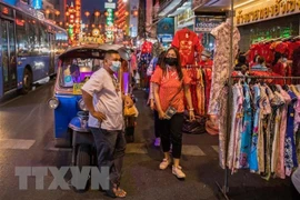 Người dân đeo khẩu trang phòng lây nhiễm COVID-19 tại Thái Lan. (Nguồn: THX/TTXVN)