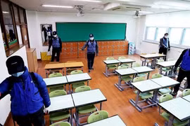 Nhân viên y tế tiến hành khử khuẩn lớp học tại Hàn Quốc. (Nguồn: abcnews.go.com) 