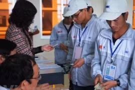Lao động Việt Nam làm thủ tục sang Hàn Quốc làm việc (Ảnh: PV/vietnam+)