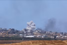 Khói bốc lên sau cuộc không kích trong xung đột Hamas-Israel tại Dải Gaza ngày 16/5/2024. (Ảnh: THX/TTXVN)