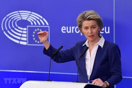 Chủ tịch EC Ursula von der Leyen phát biểu tại cuộc họp báo. (Ảnh: AFP/TTXVN) 