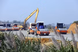 Hàng trăm phương tiện hoạt động hết công suất để thi công hạng mục móng mặt đường tại gói thầu số 10 (Tam Điệp, Ninh Bình). (Ảnh: Huy Hùng/TTXVN) 