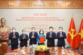 Ban Tổ chức Trung ương Đảng Cộng sản Việt Nam và Ban Tổ chức Trung ương Đảng Nhân dân Cách mạng Lào ký kết hợp tác. (Ảnh: Phương Hoa/TTXVN)
