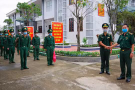Đại tá Phạm Anh Chương- Phó chỉ huy trưởng Bộ đội Biên phòng tỉnh Cà Mau (phải) bày tỏ tin tưởng các cán bộ, chiến sỹ đi tăng cường sẽ hoàn thành xuất sắc nhiệm vụ. (Ảnh: Huỳnh Anh/TTXVN) 