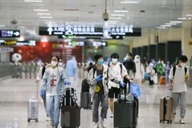 Người dân đeo khẩu trang phòng dịch COVID-19 tại ga tàu hỏa ở Thượng Hải, Trung Quốc. (Ảnh: THX/TTXVN) 