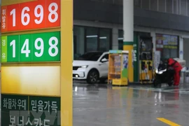 Giá xăng dầu được niêm yết tại một trạm xăng ở Seoul, Hàn Quốc. (Ảnh: Yonhap/TTXVN) 