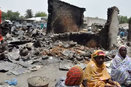 Người dân khu vực Đông Bắc Nigeria phải sống trong cảnh nghèo khó, thiếu ăn do làn sóng bạo lực do phiến quân Boko Haram gây ra. (Ảnh: AFP/TTXVN) 