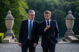 Thủ tướng Anh Keir Starmer (trái) và Tổng thống Pháp Emmanuel Macron tại cuộc gặp ở Oxford, Anh, ngày 18/7/2024. (Ảnh: Getty Images/ TTXVN)