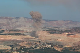 (Tư liệu) Khói bốc lên sau một vụ không kích tại Idlib, Syria. (Ảnh: AFP/TTXVN)