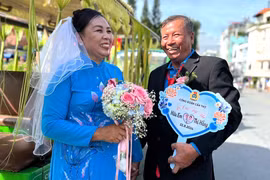 Một số cặp đôi đã về ở bên nhau hơn 20 năm nhưng vẫn chưa có điều kiện tổ chức đám cưới cho mình. (Ảnh: TTXVN phát)