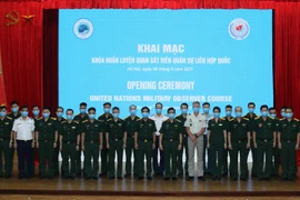 Các đại biểu và học viên chụp ảnh tại Lễ Khai mạc Khóa huấn luyện.(Nguồn: QDND)
