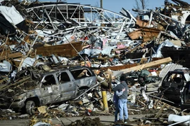 Cảnh đổ nát sau trận lốc xoáy tại Mayfield, bang Kentucky, Mỹ, ngày 12/12/2021.( Ảnh: AFP/TTXVN)