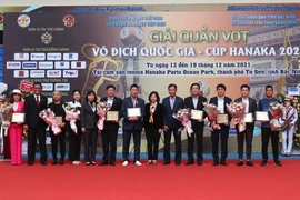 Ban tổ chức trao chứng nhận cho các nhà tài trợ. (Ảnh: Thanh Thương/TTXVN)