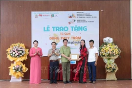 Trao “Tủ sách Đặng Thùy Trâm” tặng người dân vùng khó khăn