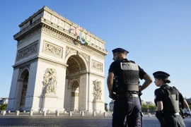 Cảnh sát Pháp tăng cường an ninh tại thủ đô Paris. (Ảnh: Kyodo/TTXVN)