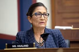 Bộ trưởng Nội vụ Mỹ Deb Haaland (Nguồn: Bloomberg)