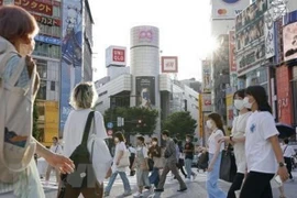 Người dân đeo khẩu trang phòng lây nhiễm COVID-19 tại Tokyo, Nhật Bản. (Ảnh: Kyodo/TTXVN)