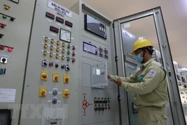 Công nhân Công ty Truyền tải điện 3 vận hành truyền tải điện tại trạm biến áp 220kV Quy Nhơn. (Ảnh: Ngọc Hà/TTXVN)