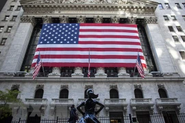 Quang cảnh bên ngoài sàn giao dịch chứng khoán New York, Mỹ. (Ảnh: AFP/TTXVN) 