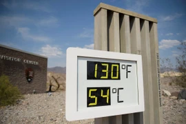 Nhiệt độ ngoài trời lên đến 54 độ C tại Furnace Creek, bang California, Mỹ ngày 17/6/2021. (Ảnh: AFP/TTXVN) 