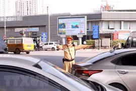 Lực lượng cảnh sát giao thông phân luồng, điều tiết giao thông. (Ảnh: Phạm Kiên/TTXVN) 