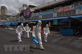 Phun thuốc khử trùng nhằm ngăn chặn sự lây lan của COVID-19 tại Phnom Penh, Campuchia. (Ảnh: AFP/TTXVN) 