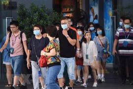 Du khách đeo khẩu trang phòng chống dịch. (Ảnh minh họa. AFP/TTXVN) 
