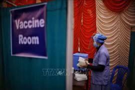 Nhân viên y tế làm việc tại phòng tiêm vaccine phòng COVID-19 ở Kathmandu, Nepal. (Ảnh: THX/TTXVN)