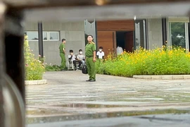 Công an đang thực hiện việc khám xét. (Ảnh: V.TÙNG)