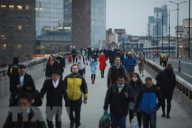 Người dân tại thủ đô London, Anh, ngày 24/1/2022. (Ảnh: THX/TTXVN) 