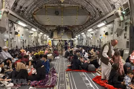 Người dân Afghanistan bên trong máy bay quân sự Mỹ, chuẩn bị được sơ tán khỏi sân bay quốc tế ở Kabul. (Ảnh: AFP/TTXVN) 