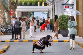 Tụ tập đông người chụp ảnh luôn tiềm ẩn nguy cơ lây nhiễm. (Ảnh: Tuấn Đức/TTXVN) 