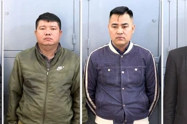 Các đối tượng là nhân viên Công ty TNHH vệ sỹ Security ngang nhiên phân luồng tại ngã tư để đoàn xe đám cưới đi qua. (Ảnh: Cơ quan Công an cung cấp/TTXVN phát) 