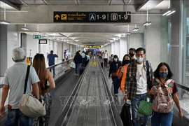 Hành khách đeo khẩu trang phòng lây nhiễm COVID-19 tại sân bay Suvarnabhumi ở Bangkok, Thái Lan. Ảnh: AFP/TTXVN