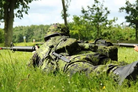 Binh sỹ Đan Mạch trong trang phục ngụy trang cầm súng trường M16. (Ảnh: Getty)