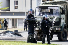 Cảnh sát gác trên đường phố tại Noumea, quần đảo New Caledonia, vùng lãnh thổ hải ngoại của Pháp, ngày 14/5/2024. (Ảnh: AFP/TTXVN)