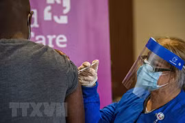 Nhân viên y tế tiêm vaccine phòng COVID-19 cho người dân tại Hartford, Connecticut, Mỹ, ngày 4/1/2021. (Ảnh: AFP/TTXVN) 