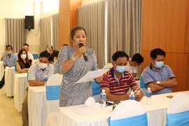 Các đại biểu kiến nghị giải pháp gỡ khó tiêu thụ thanh long. (Ảnh: Hồng Hiếu/TTXVN )