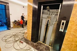 Hiện trường thang máy rơi khiến 2 người đàn ông tử vong .(Ảnh: ANH CHIẾN)