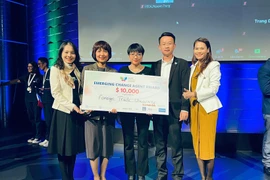 Các thành viên Trường ĐH Ngoại thương với giải thưởng cuộc thi.(Nguồn: GDTN)