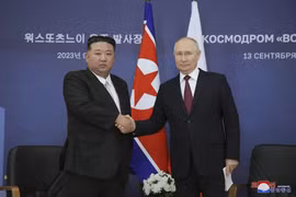 Tổng thống Nga Vladimir Putin (phải) và Nhà lãnh đạo Triều Tiên Kim Jong-un. (Ảnh: AFP/TTXVN) 