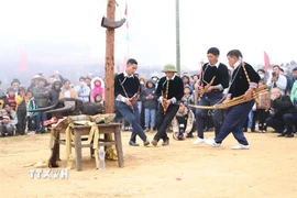 Nghi thức múa nhạc cụ là nghi thức không thể thiếu trong lễ hội Gầu Tào. (Ảnh: Đinh Thùy/TTXVN) 