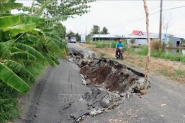 Sụp lún, sạt lở đường Tỉnh lộ 965 đoạn thuộc địa bàn ấp Minh Tiến A, xã Minh Thuận, huyện U Minh Thượng (Kiên Giang). (Ảnh: Lê Huy Hải/TTXVN)