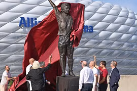 Bayern Munich làm lễ ra mắt tượng Gerd Muller tại sân Allianz Arena