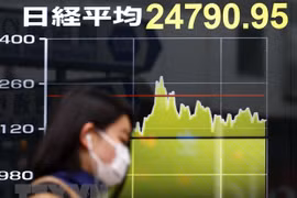 Bảng chỉ số chứng khoán tại Tokyo, Nhật Bản. (Ảnh: Kyodo/TTXVN) 