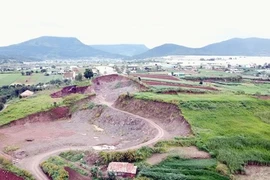 Toàn cảnh mỏ khoáng sản khai thác trái phép ở thôn Cầu Sắt, xã Tu Tra (huyện Đơn Dương, tỉnh Lâm Đồng). (Ảnh: TTXVN) 