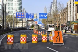 Chốt chặn được dựng trên một tuyến đường ở Thượng Hải, Trung Quốc khi lệnh phong tỏa phòng chống dịch COVID-19 được siết chặt, ngày 28/3. (Ảnh: Kyodo/TTXVN) 