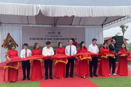 Các đại biểu cắt băng khai mạc triển lãm. (Ảnh: Hoa Mai/TTXVN)