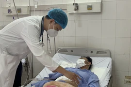 Bác sỹ thăm khám cho bệnh nhân sau phẫu thuật. (Ảnh: TTXVN phát)